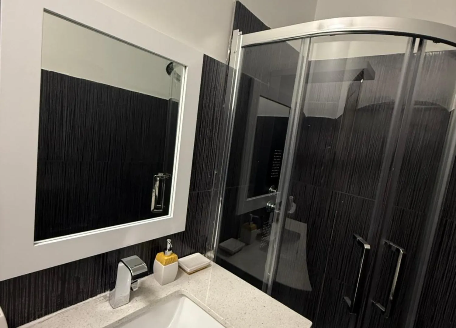 Villa Exotic Couple Suite Near Downtown Toronto